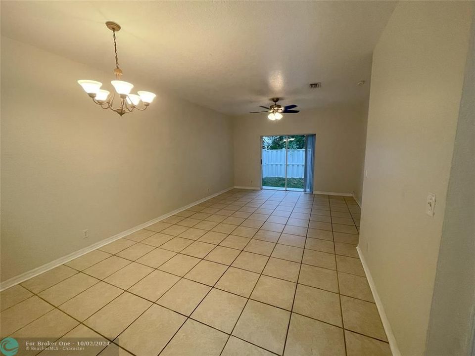 Active With Contract: $2,000 (2 beds, 2 baths, 886 Square Feet)