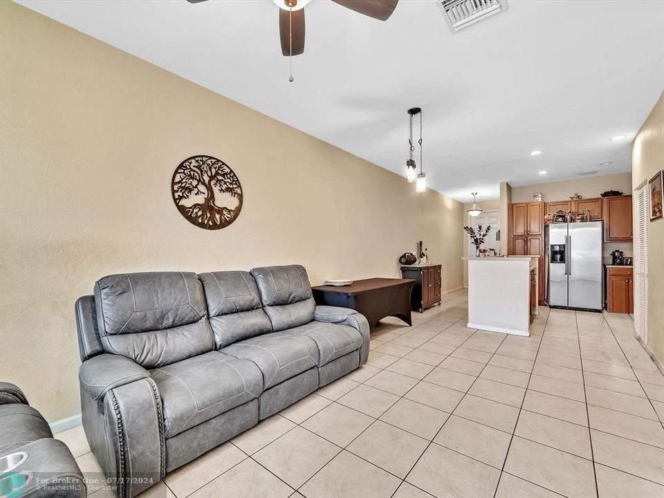 For Sale: $399,000 (2 beds, 2 baths, 1272 Square Feet)