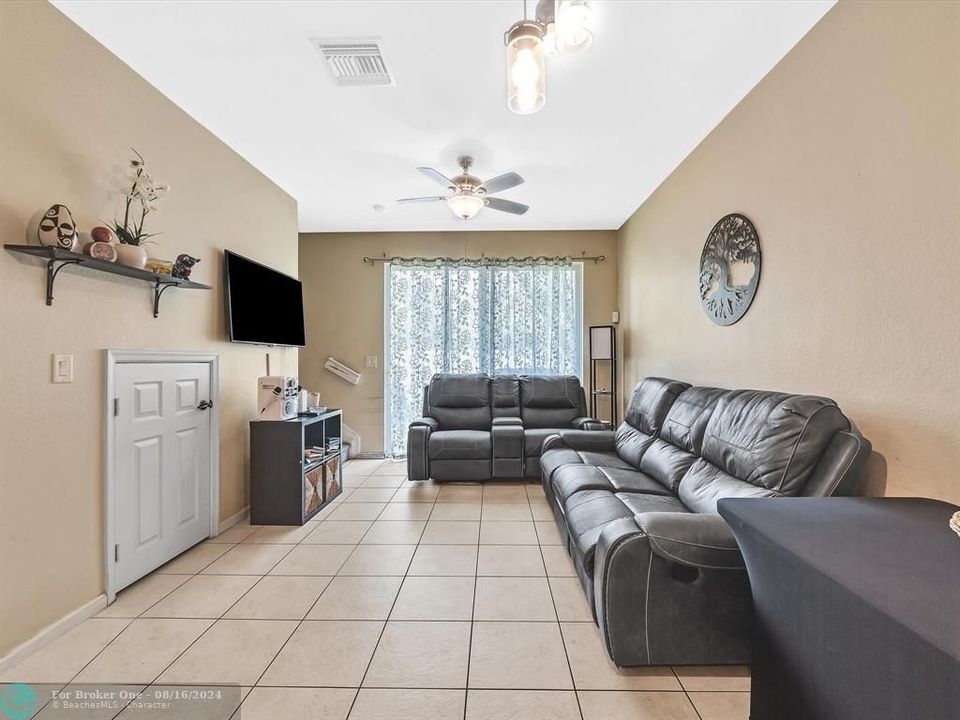 For Sale: $399,000 (2 beds, 2 baths, 1272 Square Feet)