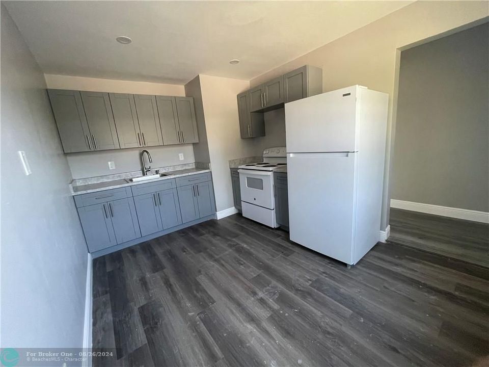 For Sale: $1,700 (1 beds, 1 baths, 1068 Square Feet)