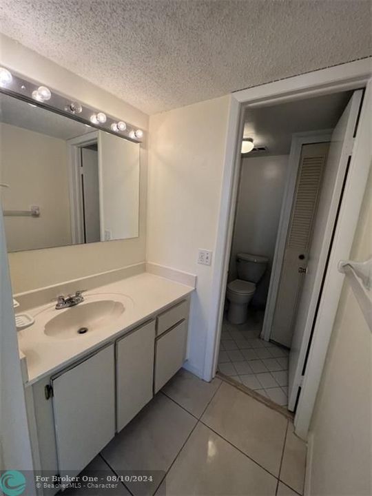 For Rent: $2,400 (2 beds, 2 baths, 986 Square Feet)