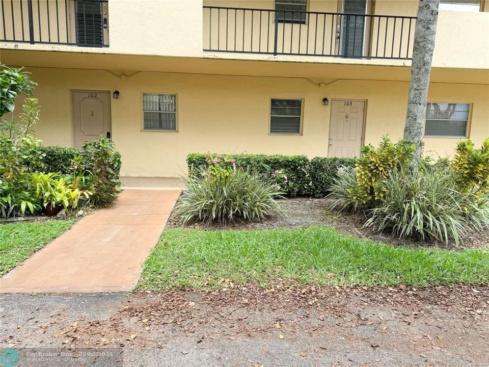 Active With Contract: $1,850 (2 beds, 2 baths, 920 Square Feet)