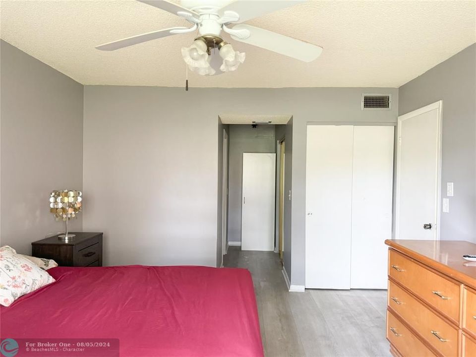 Active With Contract: $1,850 (2 beds, 2 baths, 920 Square Feet)