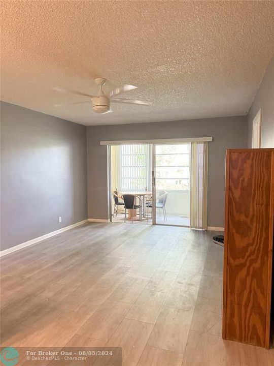 Active With Contract: $1,850 (2 beds, 2 baths, 920 Square Feet)