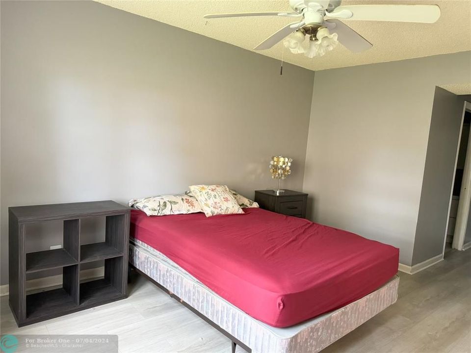 Active With Contract: $1,850 (2 beds, 2 baths, 920 Square Feet)