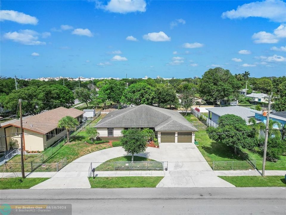 For Sale: $930,000 (5 beds, 2 baths, 3544 Square Feet)