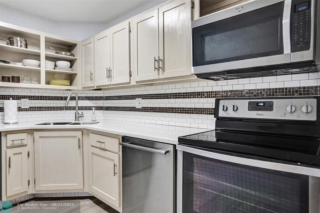 For Sale: $279,000 (1 beds, 1 baths, 750 Square Feet)