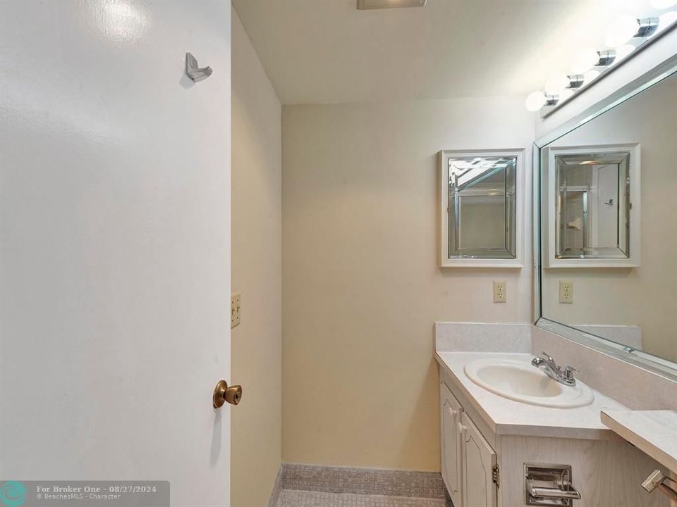 For Sale: $143,000 (1 beds, 1 baths, 720 Square Feet)