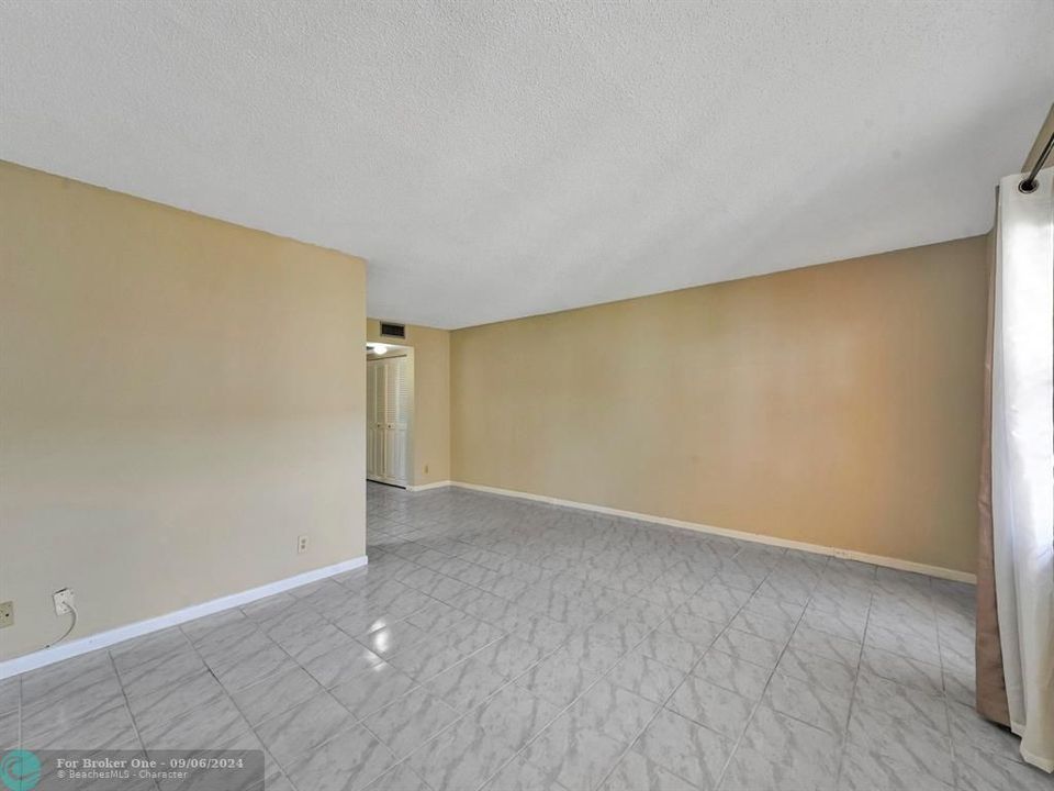 For Sale: $143,000 (1 beds, 1 baths, 720 Square Feet)