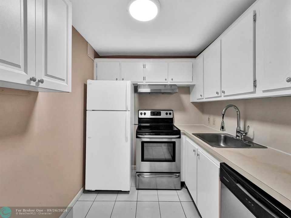 For Sale: $143,000 (1 beds, 1 baths, 720 Square Feet)