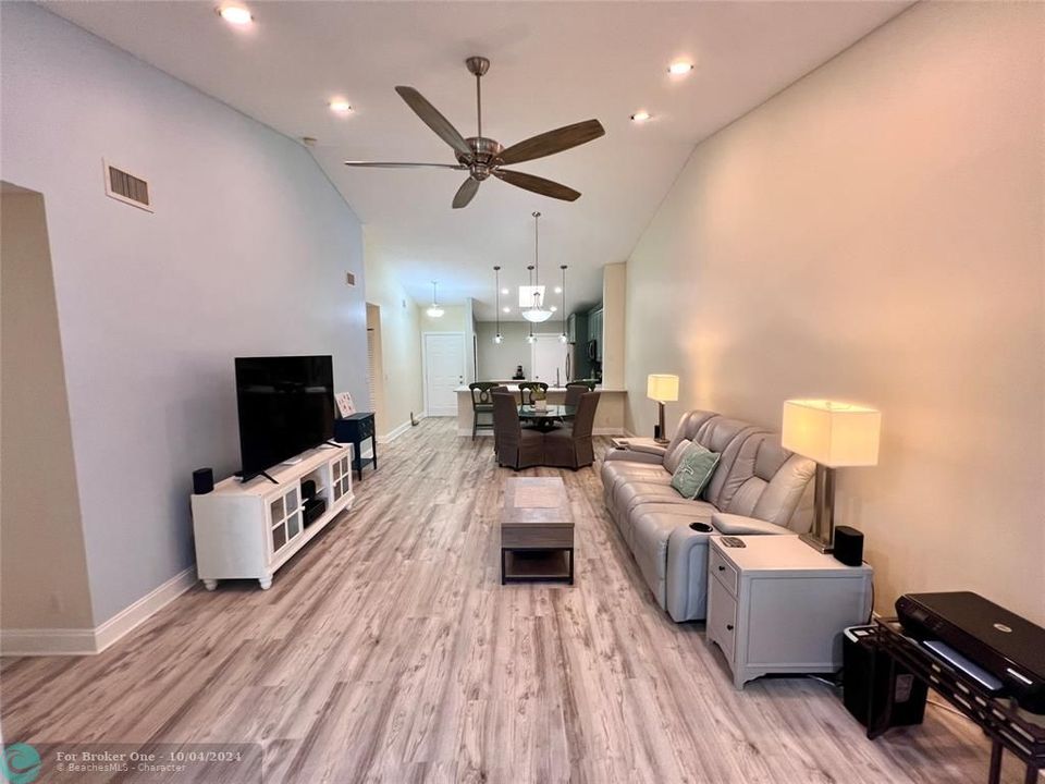 For Sale: $375,000 (2 beds, 2 baths, 1340 Square Feet)