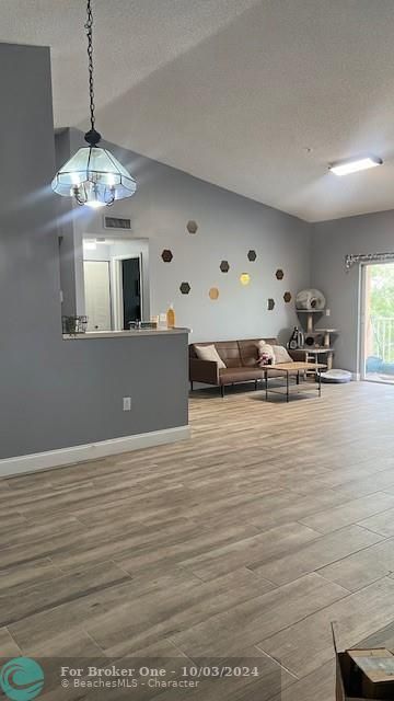 Active With Contract: $2,400 (2 beds, 2 baths, 1183 Square Feet)