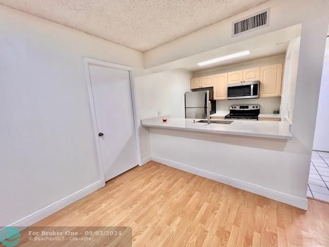 For Sale: $335,000 (2 beds, 2 baths, 992 Square Feet)