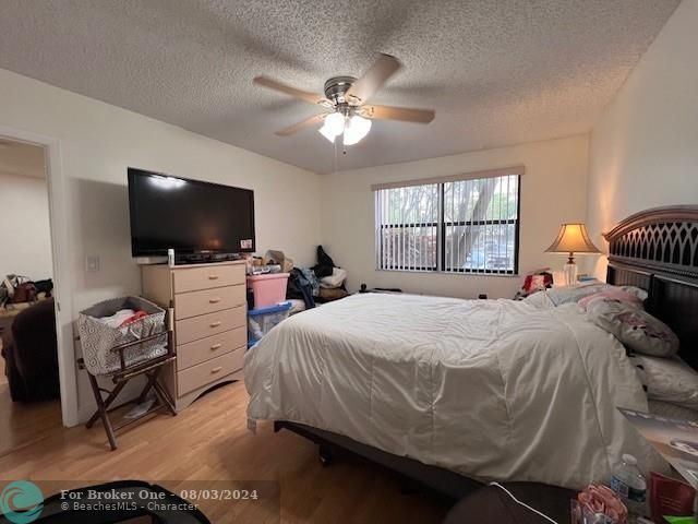 For Sale: $335,000 (2 beds, 2 baths, 992 Square Feet)