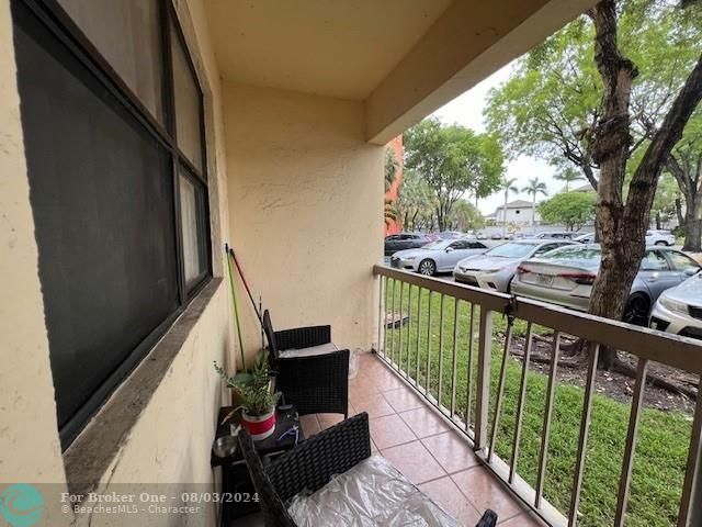 For Sale: $335,000 (2 beds, 2 baths, 992 Square Feet)