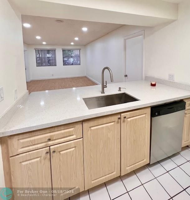 For Sale: $335,000 (2 beds, 2 baths, 992 Square Feet)