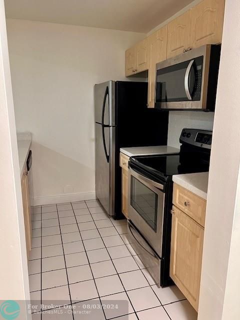 For Sale: $335,000 (2 beds, 2 baths, 992 Square Feet)