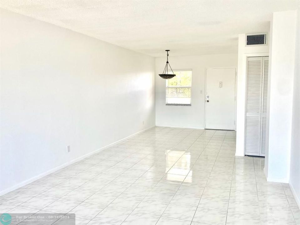 For Sale: $240,000 (1 beds, 1 baths, 949 Square Feet)