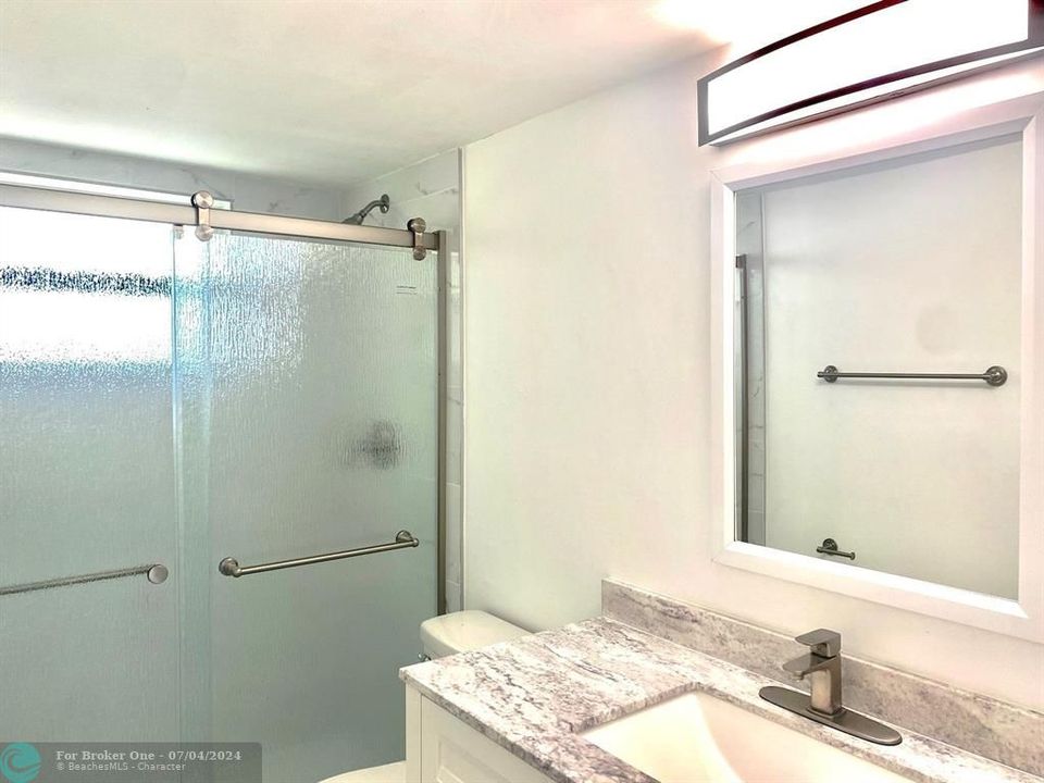 For Sale: $240,000 (1 beds, 1 baths, 949 Square Feet)
