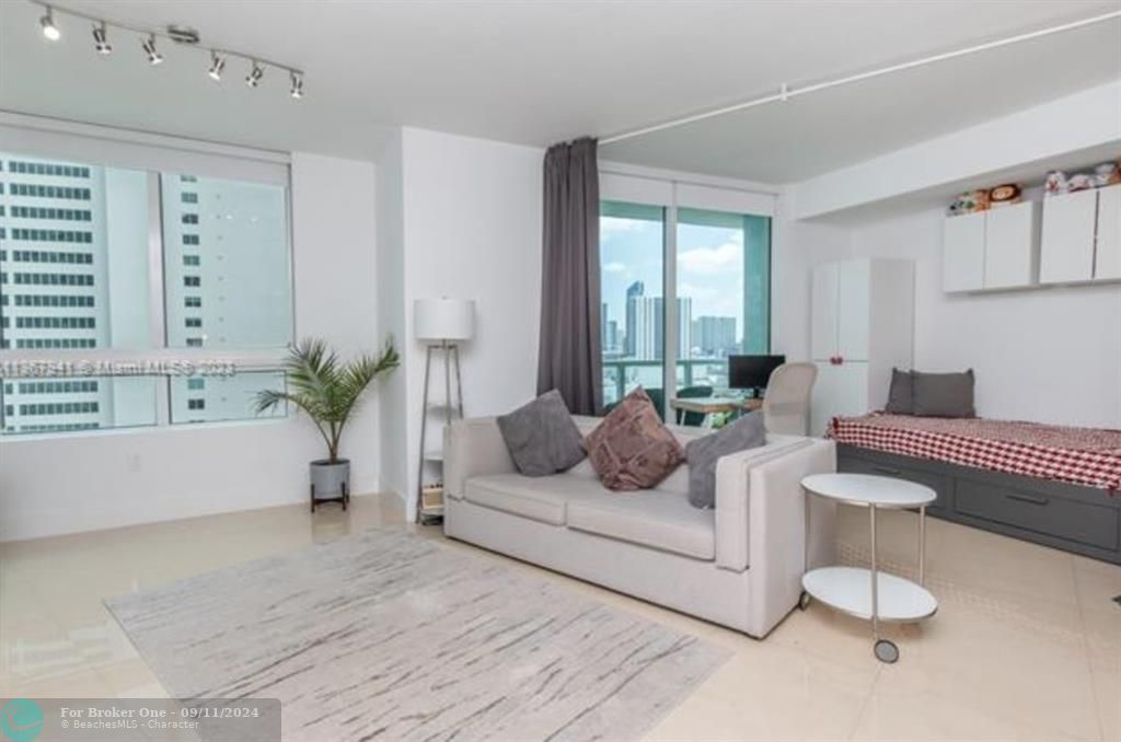 Active With Contract: $425,000 (1 beds, 1 baths, 799 Square Feet)