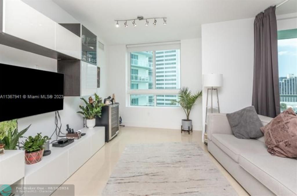 Active With Contract: $425,000 (1 beds, 1 baths, 799 Square Feet)