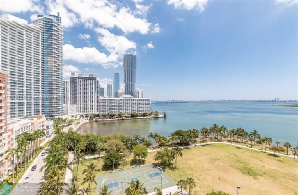 Active With Contract: $425,000 (1 beds, 1 baths, 799 Square Feet)