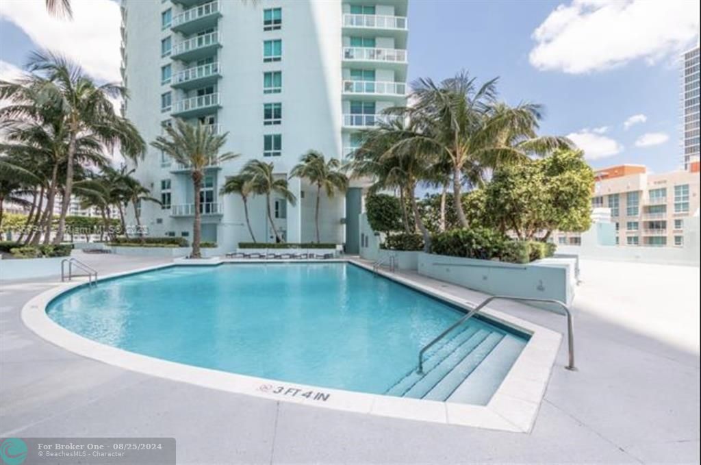 Active With Contract: $425,000 (1 beds, 1 baths, 799 Square Feet)