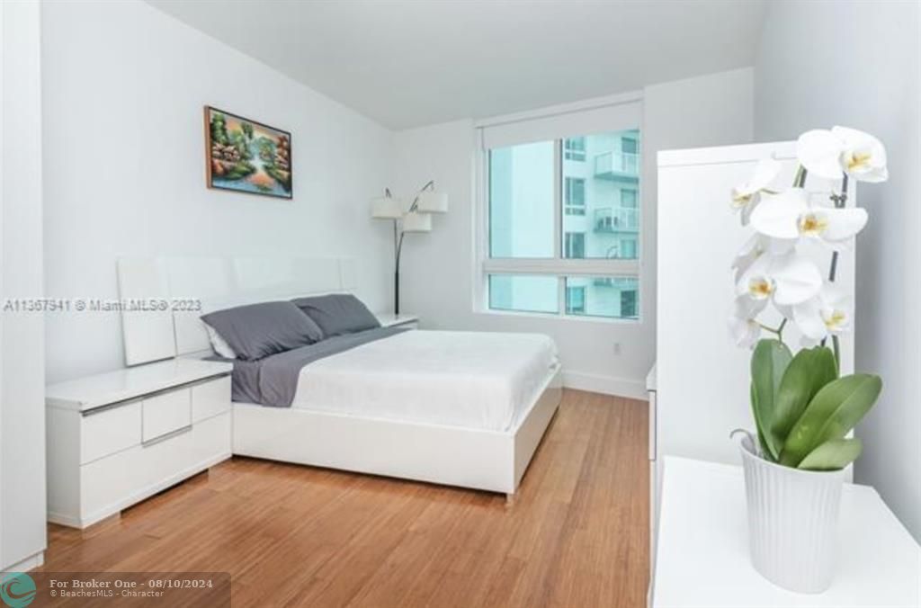 Active With Contract: $425,000 (1 beds, 1 baths, 799 Square Feet)