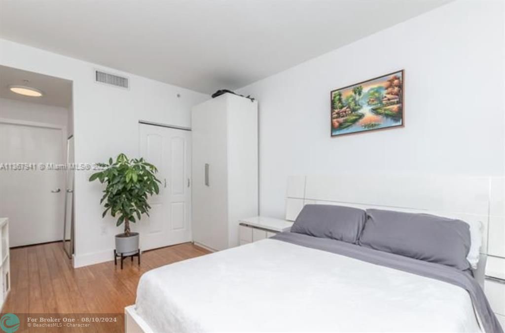 Active With Contract: $425,000 (1 beds, 1 baths, 799 Square Feet)