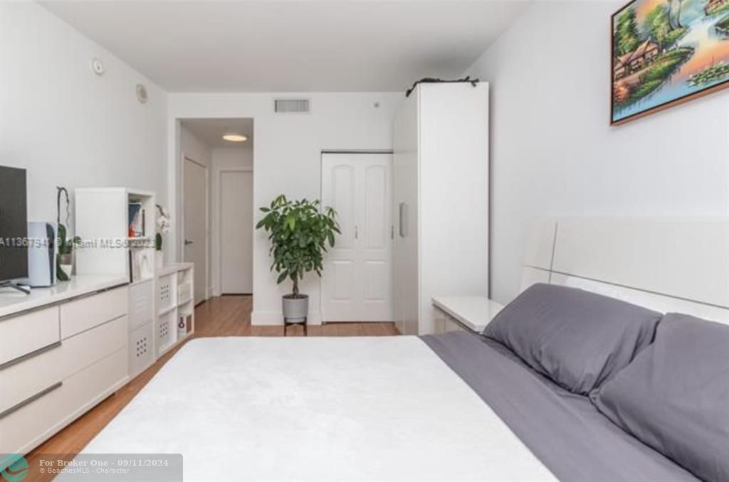 Active With Contract: $425,000 (1 beds, 1 baths, 799 Square Feet)