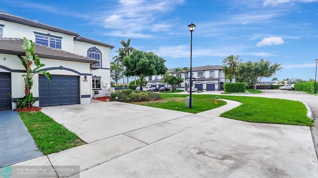 Recently Sold: $495,000 (3 beds, 3 baths, 1304 Square Feet)