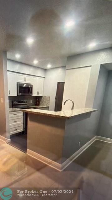 Active With Contract: $2,500 (2 beds, 2 baths, 974 Square Feet)