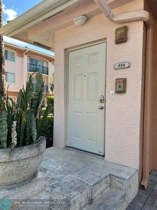 Active With Contract: $2,150 (1 beds, 1 baths, 878 Square Feet)