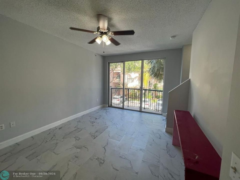 Active With Contract: $2,150 (1 beds, 1 baths, 878 Square Feet)