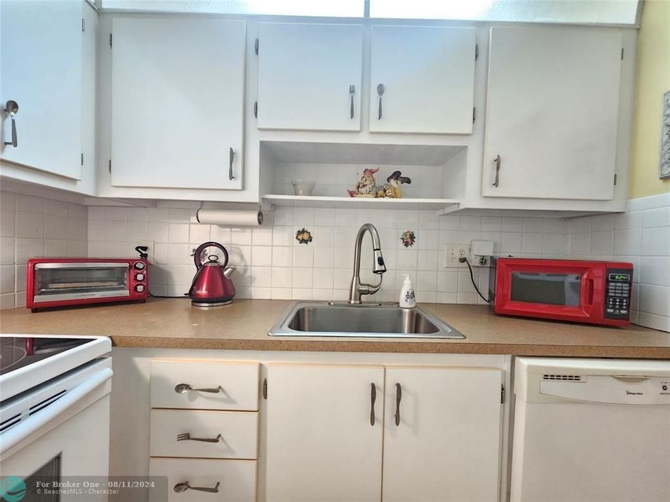 For Sale: $95,000 (1 beds, 1 baths, 748 Square Feet)