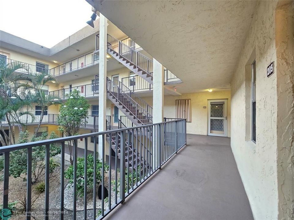 For Sale: $95,000 (1 beds, 1 baths, 748 Square Feet)