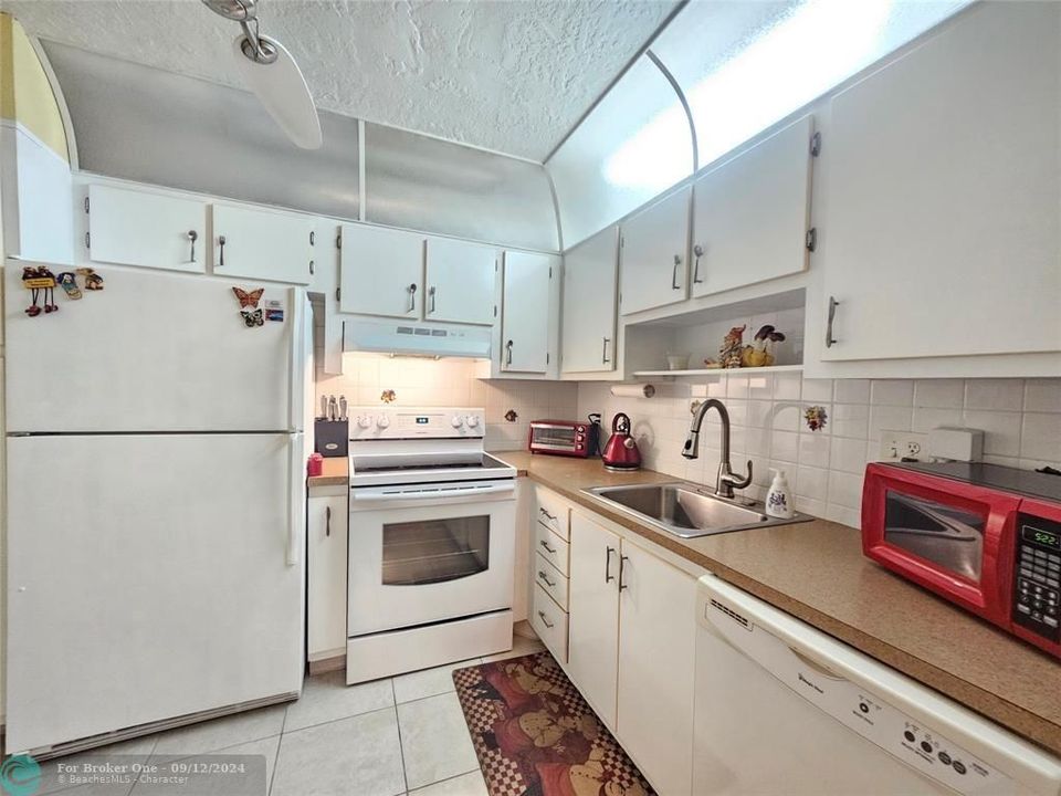 For Sale: $95,000 (1 beds, 1 baths, 748 Square Feet)