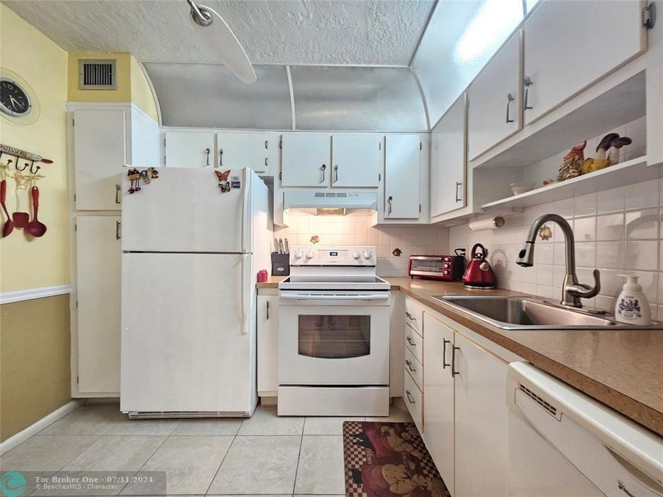 For Sale: $95,000 (1 beds, 1 baths, 748 Square Feet)