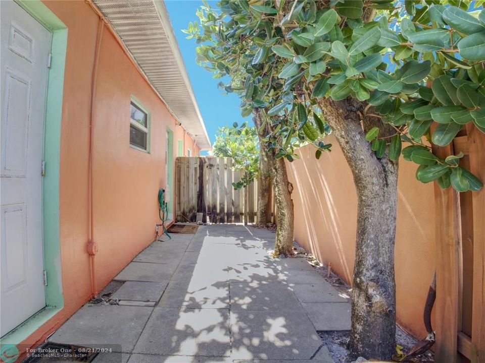 For Sale: $339,000 (0 beds, 1 baths, 352 Square Feet)