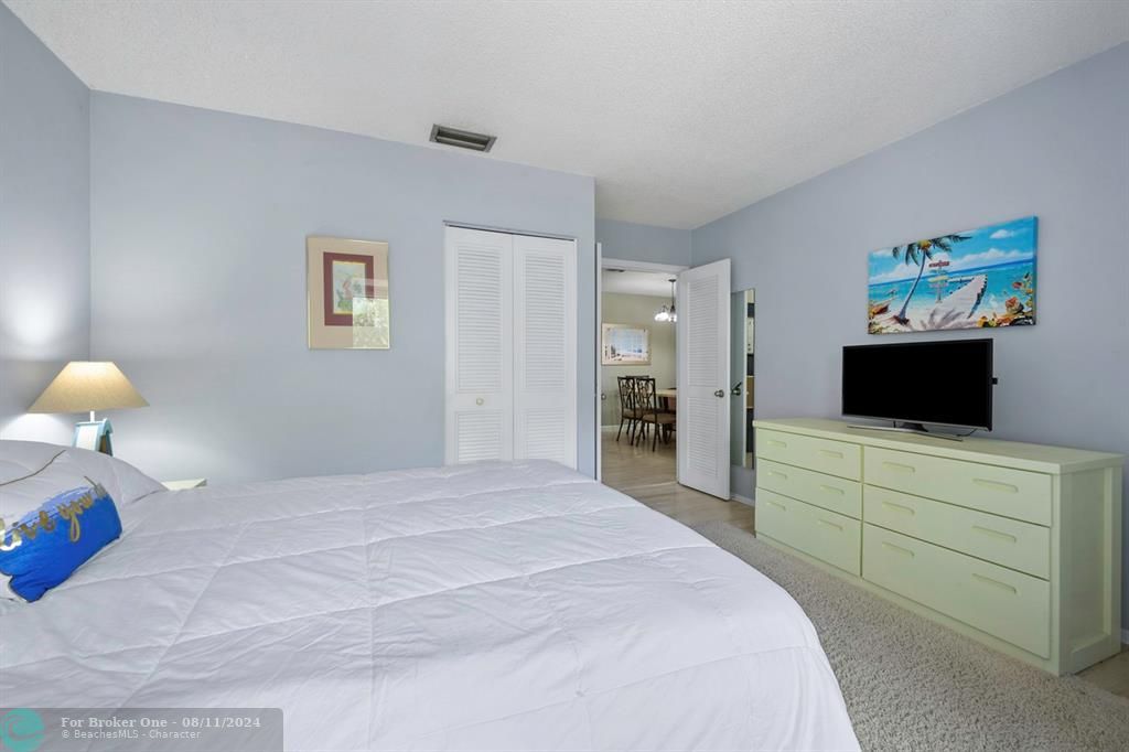 For Sale: $229,900 (2 beds, 2 baths, 1068 Square Feet)