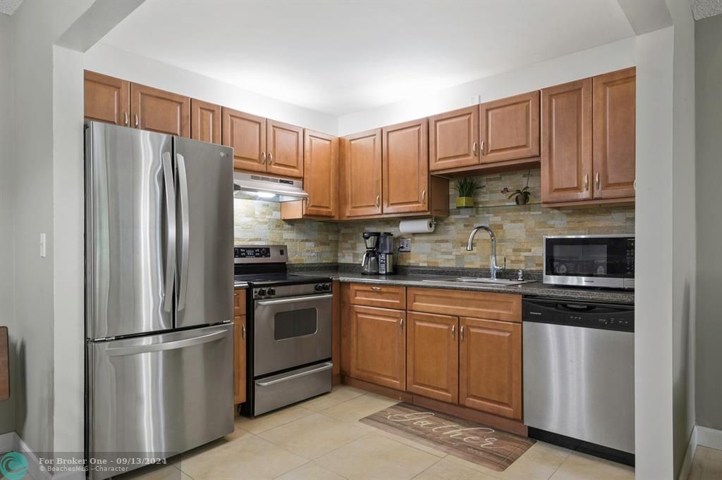 For Sale: $229,900 (2 beds, 2 baths, 1068 Square Feet)