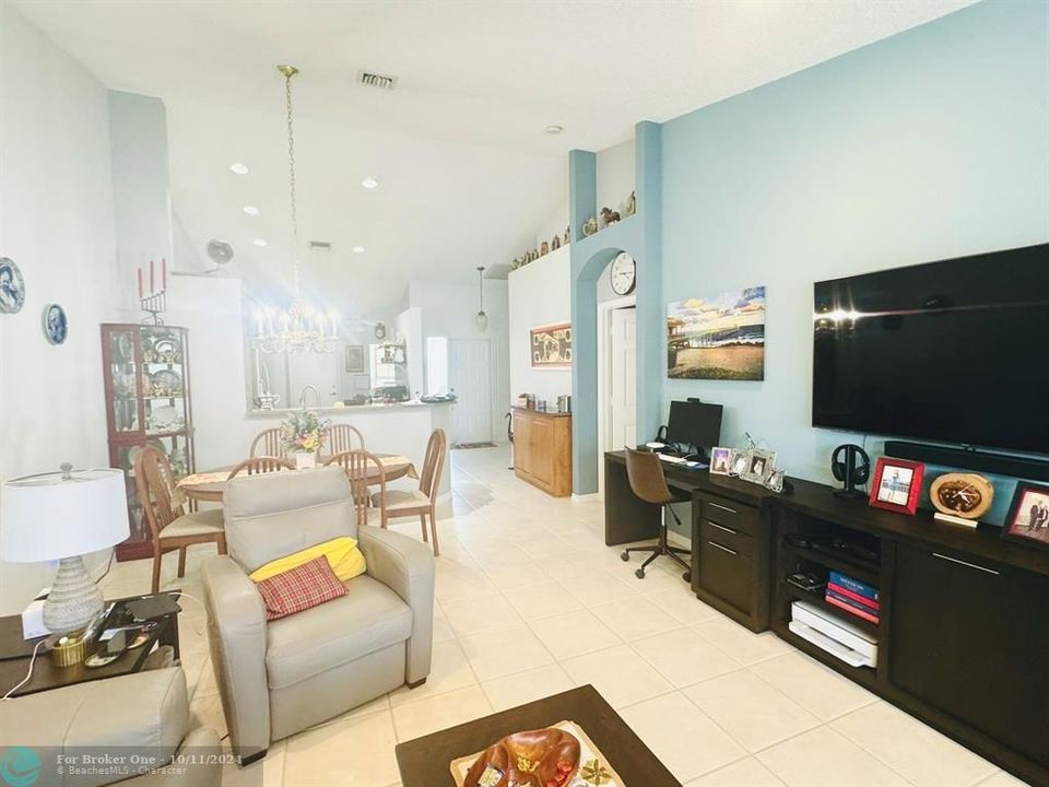 For Sale: $395,000 (2 beds, 2 baths, 1246 Square Feet)