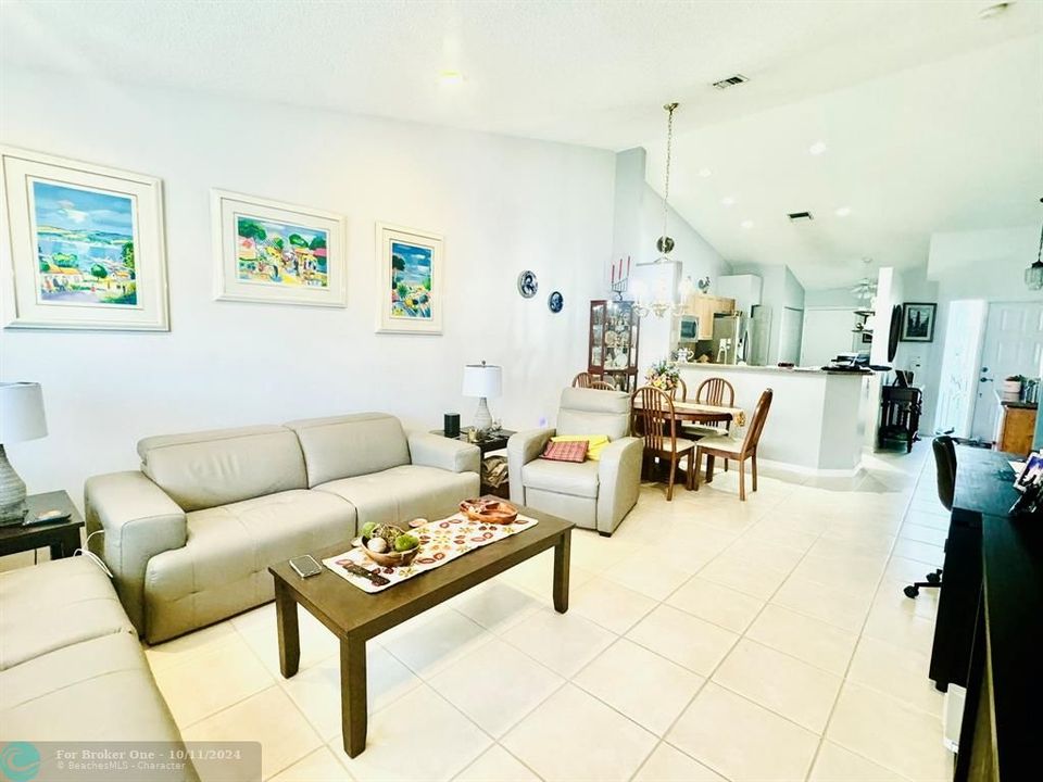 For Sale: $395,000 (2 beds, 2 baths, 1246 Square Feet)