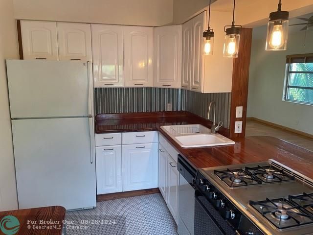 Active With Contract: $2,500 (1 beds, 1 baths, 675 Square Feet)