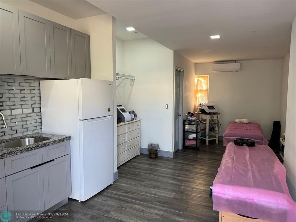 For Rent: $1,300 (0 beds, 1 baths, 1899 Square Feet)