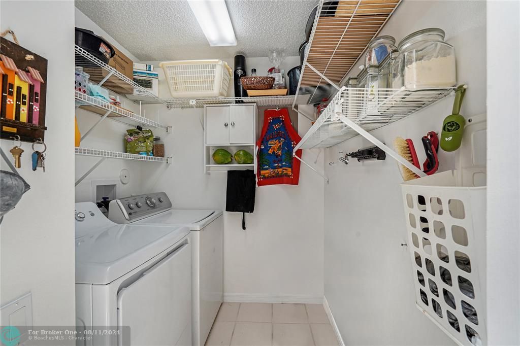 En Venta: $449,000 (3 camas, 2 baños, 1831 Pies cuadrados)