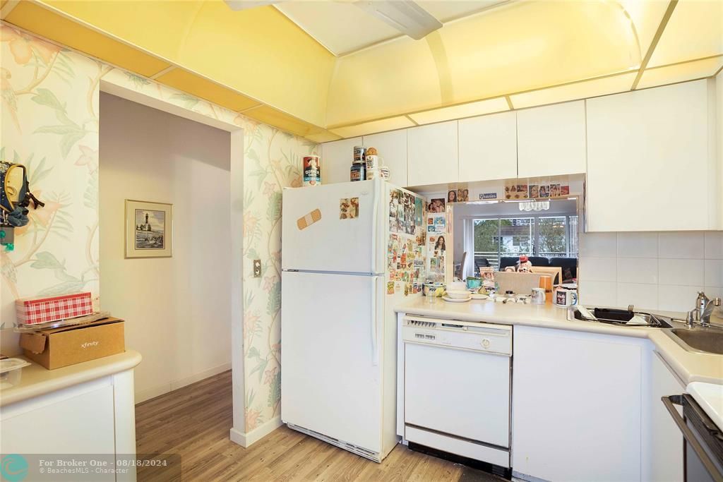 For Sale: $349,000 (2 beds, 2 baths, 1000 Square Feet)