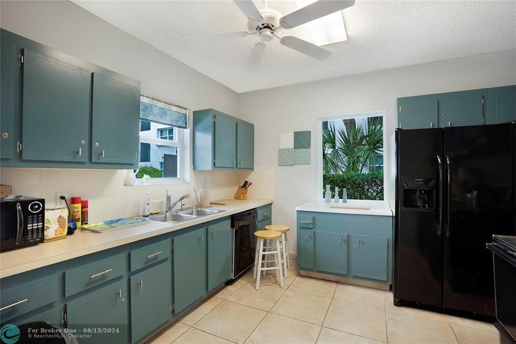 For Sale: $349,000 (2 beds, 2 baths, 1000 Square Feet)