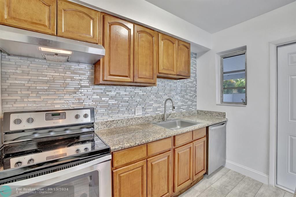 For Sale: $429,000 (2 beds, 1 baths, 870 Square Feet)