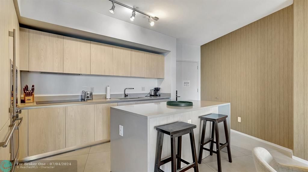 For Sale: $625,000 (1 beds, 1 baths, 869 Square Feet)